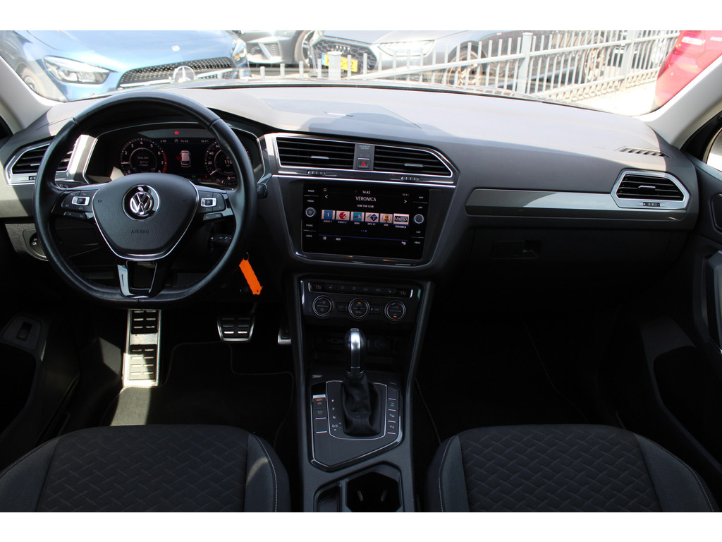 54542318-2.jpg